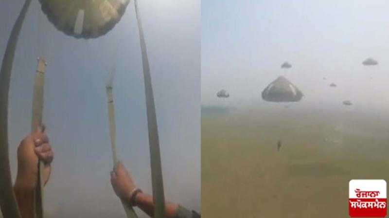 600 military paratroopers fly in the sky 600 military paratroopers fly in the sky