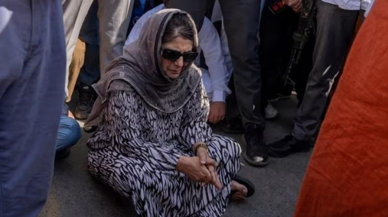 Mehbooba Mufti protested against the detention of PDP workers Mehbooba Mufti protested against the detention of PDP workers