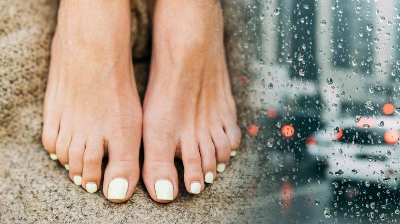 This is how women take care of their feet in the rainy season This is how women take care of their feet in the rainy season