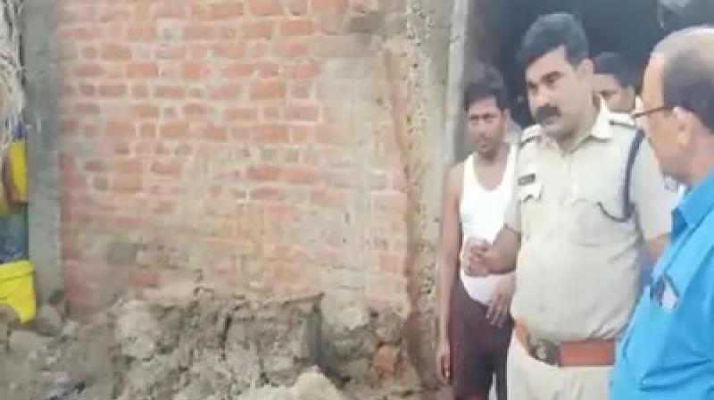 The wall of the house collapsed due to rain, the death of two sisters The wall of the house collapsed due to rain, the death of two sisters
