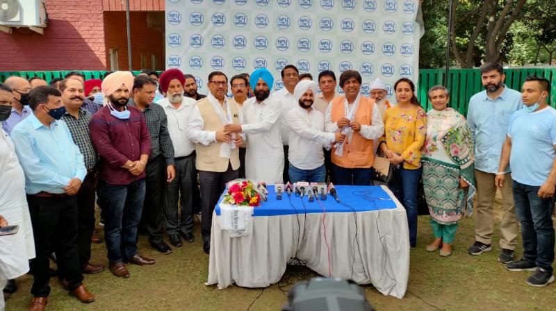 AAP gains strength, two eminent personalities join party AAP gains strength, two eminent personalities join party