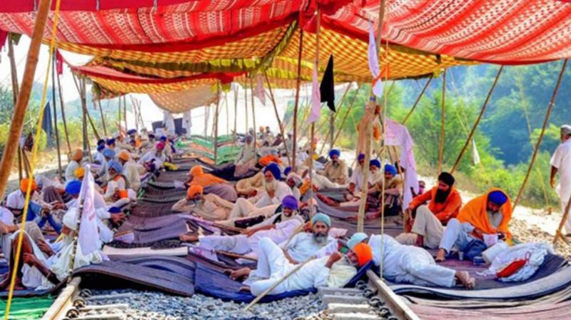 Indian Railways suffers a loss of Rs 2,220 crore due to farmers' protest in Punjab Indian Railways suffers a loss of Rs 2,220 crore due to farmers' protest in Punjab