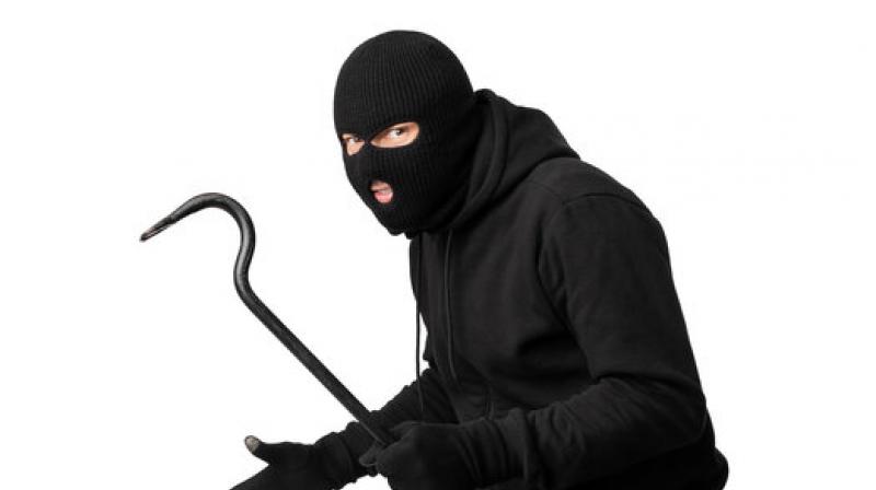 A major incident of robbery in Delhi A major incident of robbery in Delhi
