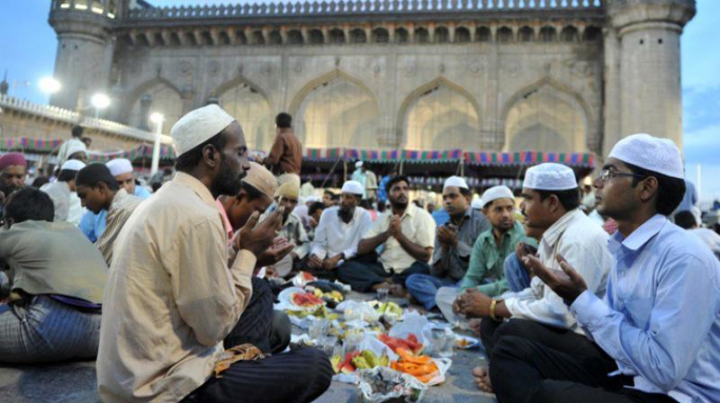 Sikh man gives discounts to Muslims to promote peace in Pakistan Sikh man gives discounts to Muslims to promote peace in Pakistan