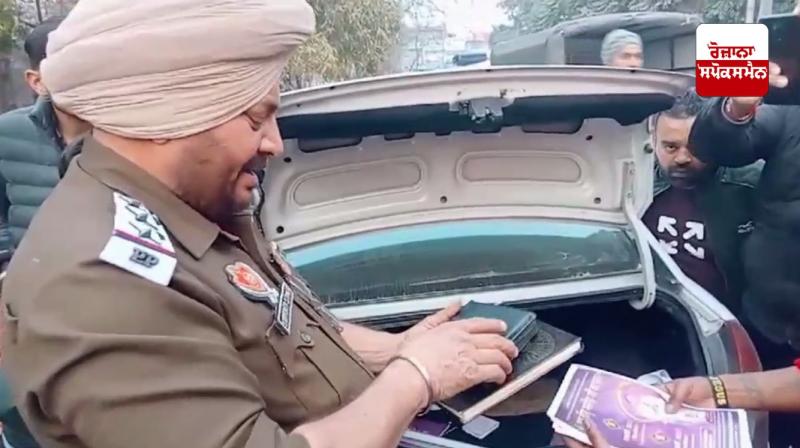 ਪੁਲਿਸ ਅਧਿਕਾਰੀ ਗੱਡੀ ਦੀ ਚੈਕਿੰਗ ਕਰਦੇ ਹੋਏ ਪੁਲਿਸ ਅਧਿਕਾਰੀ ਗੱਡੀ ਦੀ ਚੈਕਿੰਗ ਕਰਦੇ ਹੋਏ