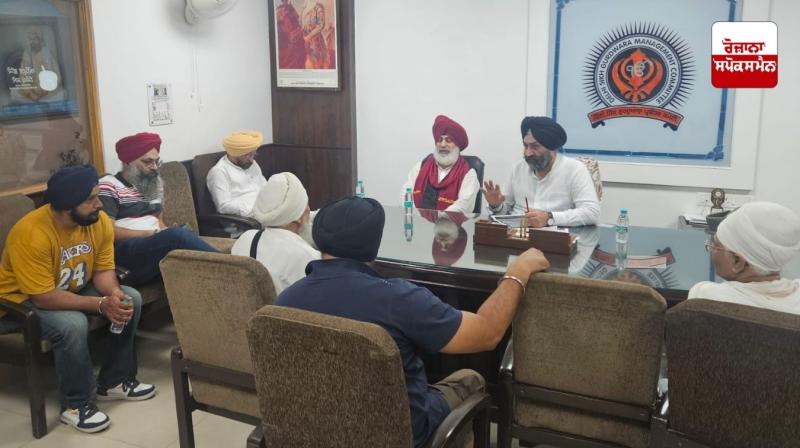 ਦਿੱਲੀ ’ਚ ਸ੍ਰੀ ਗੁਰੂ ਗ੍ਰੰਥ ਸਾਹਿਬ ਦੀ ਬੇਅਦਬੀ, ਦੁਕਾਨਦਾਰ ਨੇ ਪ੍ਰਸ਼ਾਸਨ ਦੀ ਕਾਰਵਾਈ ਤੋਂ ਬਚਣ ਲਈ ਸਰੂਪ ਨੂੰ ਬਣਾਇਆ ਢਾਲ ਦਿੱਲੀ ’ਚ ਸ੍ਰੀ ਗੁਰੂ ਗ੍ਰੰਥ ਸਾਹਿਬ ਦੀ ਬੇਅਦਬੀ, ਦੁਕਾਨਦਾਰ ਨੇ ਪ੍ਰਸ਼ਾਸਨ ਦੀ ਕਾਰਵਾਈ ਤੋਂ ਬਚਣ ਲਈ ਸਰੂਪ ਨੂੰ ਬਣਾਇਆ ਢਾਲ