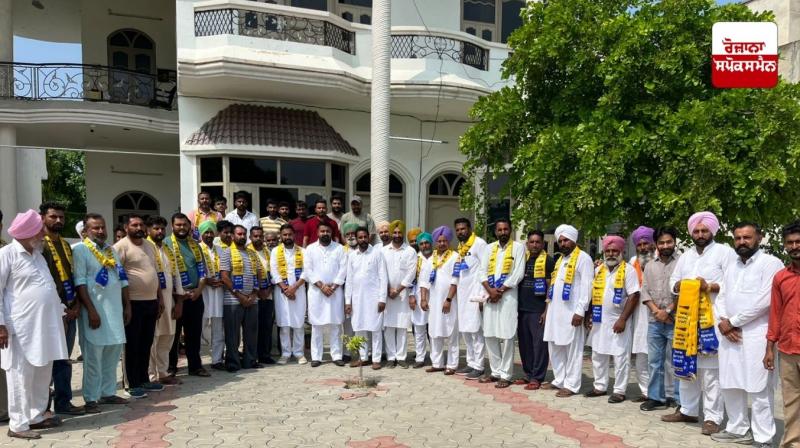 ਪਿੰਡ ਅਜਿੱਤਗਿੱਲ ’ਚੋਂ ਅਕਾਲੀ ਦਲ ਦੀ ਮੁਕੰਮਲ ਸਫ਼ਾਈ, ਸੈਂਕੜੇ ਪਰਿਵਾਰ ‘ਆਪ’ ’ਚ ਹੋਏ ਸ਼ਾਮਲ ਪਿੰਡ ਅਜਿੱਤਗਿੱਲ ’ਚੋਂ ਅਕਾਲੀ ਦਲ ਦੀ ਮੁਕੰਮਲ ਸਫ਼ਾਈ, ਸੈਂਕੜੇ ਪਰਿਵਾਰ ‘ਆਪ’ ’ਚ ਹੋਏ ਸ਼ਾਮਲ