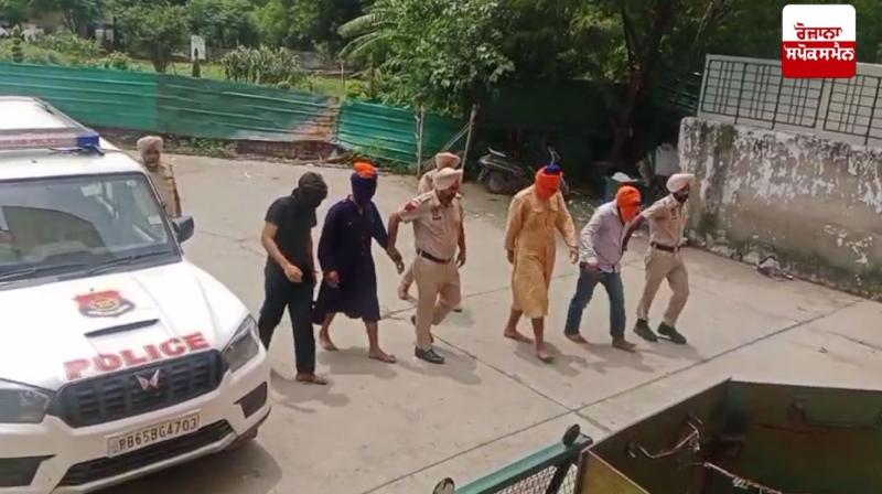 ਸੋਹਾਣਾ ਪੁਲਿਸ ਵਲੋਂ ਲੁੱਟ ਦੇ ਮੁਲਜ਼ਮ ਕਾਰ ਸਣੇ ਗ੍ਰਿਫ਼ਤਾਰ ਸੋਹਾਣਾ ਪੁਲਿਸ ਵਲੋਂ ਲੁੱਟ ਦੇ ਮੁਲਜ਼ਮ ਕਾਰ ਸਣੇ ਗ੍ਰਿਫ਼ਤਾਰ