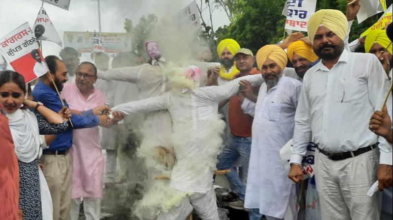 AAP burns effigies of Modi and Amit Shah across state AAP burns effigies of Modi and Amit Shah across state