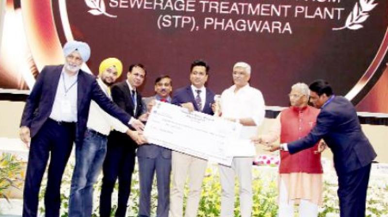 6ਵੇਂ ਇੰਡੀਆ ਵਾਟਰ ਵੀਕ-2019 ਦੌਰਾਨ ਵਿਗਿਆਨ ਭਵਨ ਨਵੀਂ ਦਿੱਲੀ ਵਿਖੇ ਸਨਮਾਨ ਪ੍ਰਾਪਤ ਕਰਦੇ ਪੰਜਾਬ ਦੇ ਅਧਿਕਾਰੀ। 6ਵੇਂ ਇੰਡੀਆ ਵਾਟਰ ਵੀਕ-2019 ਦੌਰਾਨ ਵਿਗਿਆਨ ਭਵਨ ਨਵੀਂ ਦਿੱਲੀ ਵਿਖੇ ਸਨਮਾਨ ਪ੍ਰਾਪਤ ਕਰਦੇ ਪੰਜਾਬ ਦੇ ਅਧਿਕਾਰੀ।