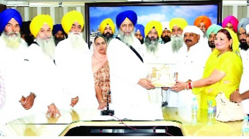 Bhai Gobind Singh Longowal honouring Bhai Rajowal and Others