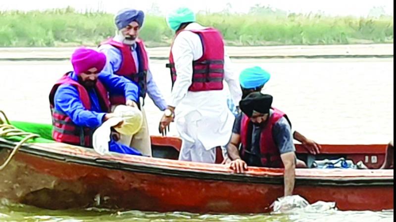 navjot Singh Sidhu throwing fishes in Beas River