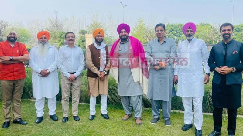 Former PPCC President Navjot Singh Sidhu met several Congress leaders at his residence Former PPCC President Navjot Singh Sidhu met several Congress leaders at his residence
