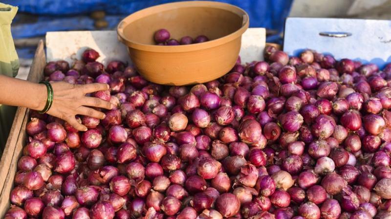 Tamil nadu onions being sold for rs 200 in madurai Tamil nadu onions being sold for rs 200 in madurai