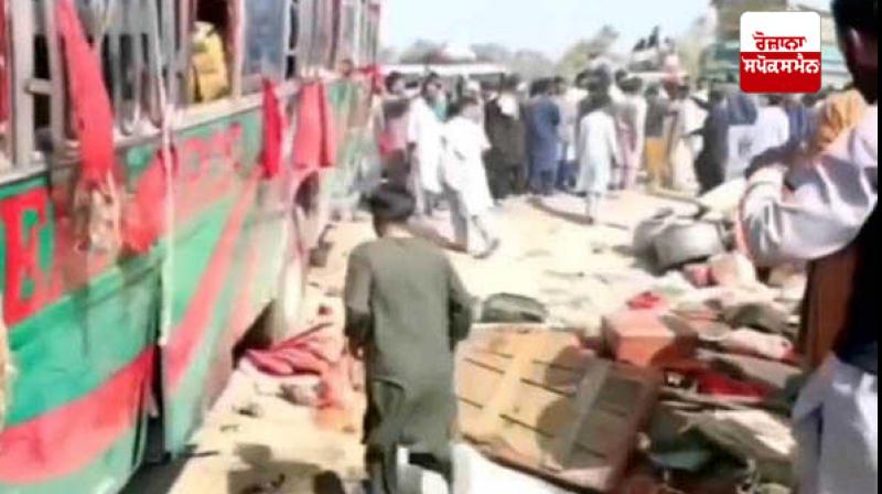 Bus full of pilgrims crashes in Pakistan Bus full of pilgrims crashes in Pakistan