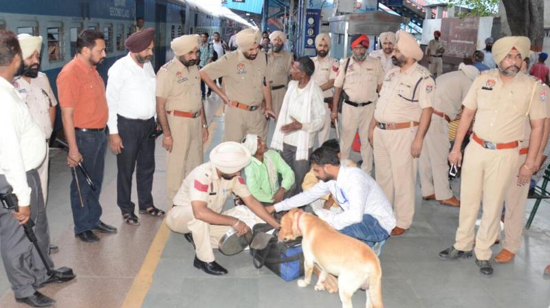 Threaten to Blast Railway Station in Delhi And Uttar Pardesh Threaten to Blast Railway Station in Delhi And Uttar Pardesh