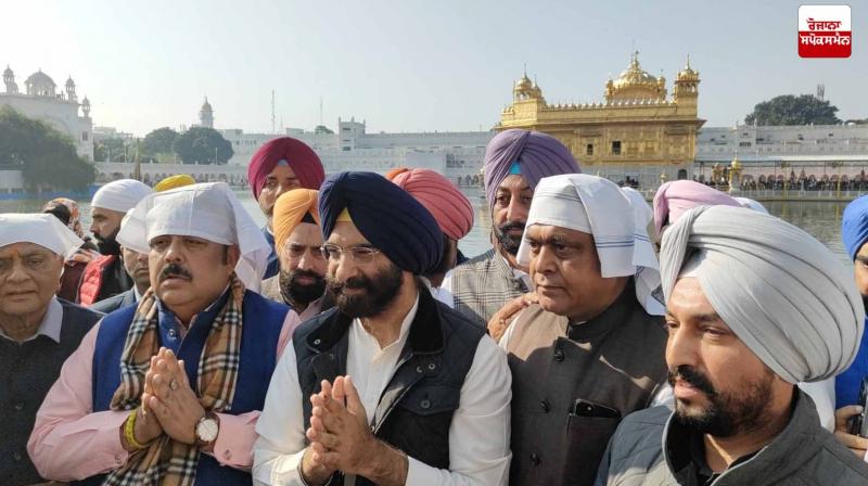 Manjinder Sirsa bows to the Golden Temple Manjinder Sirsa bows to the Golden Temple