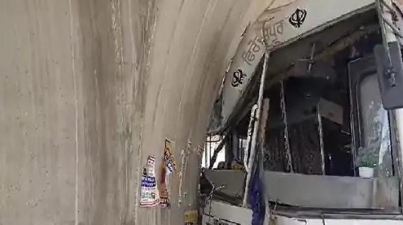 In Ludhiana, the bus collided with a pole, the belt broke and became uncontrollable In Ludhiana, the bus collided with a pole, the belt broke and became uncontrollable