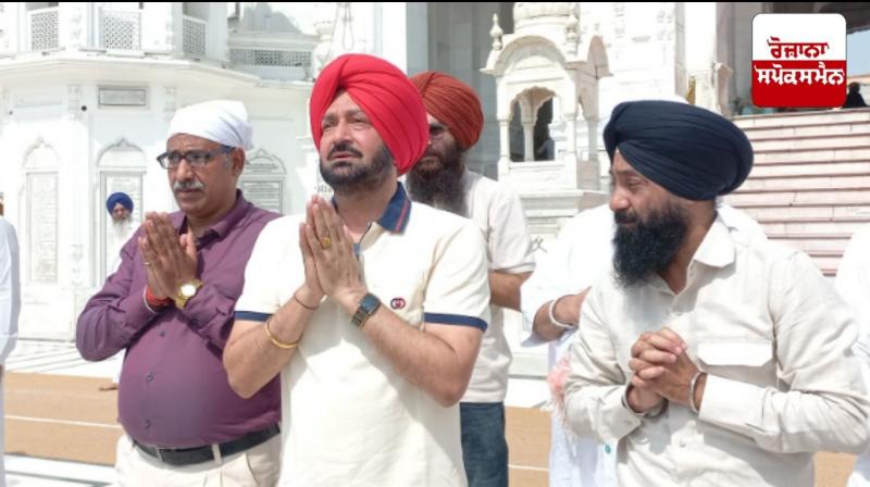 Punjabi singer Malkit Singh pays obeisance at Sachkhand Sri Darbar Sahib Punjabi singer Malkit Singh pays obeisance at Sachkhand Sri Darbar Sahib