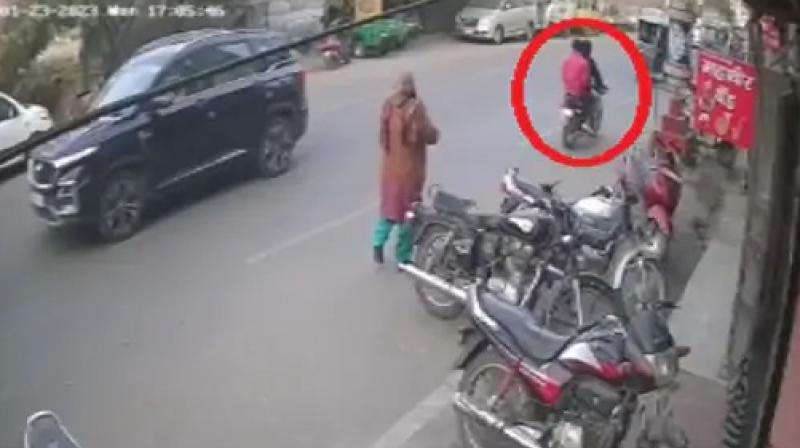 The robbers' spirits are high: They escaped by snatching the neck of a woman on the road. The robbers' spirits are high: They escaped by snatching the neck of a woman on the road.