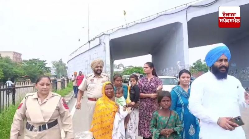 ਭੀਖ ਮੰਗਣ ਵਾਲੇ ਬੱਚਿਆਂ ਦਾ ਰੈਸਕਿਊ, ਅੰਮ੍ਰਿਤਸਰ ਪ੍ਰਸ਼ਾਸਨ ਵੱਲੋਂ ਕਰਵਾਇਆ ਗਿਆ DNA ਟੈਸਟ ਭੀਖ ਮੰਗਣ ਵਾਲੇ ਬੱਚਿਆਂ ਦਾ ਰੈਸਕਿਊ, ਅੰਮ੍ਰਿਤਸਰ ਪ੍ਰਸ਼ਾਸਨ ਵੱਲੋਂ ਕਰਵਾਇਆ ਗਿਆ DNA ਟੈਸਟ