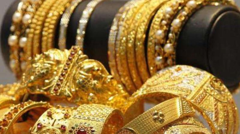 Gold price increases by Rs2000 per tola in Pakistan Gold price increases by Rs2000 per tola in Pakistan