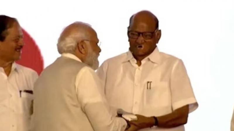  PM Modi and Sharad Pawar appeared together on the stage of the Tilak Award ceremony in Pune