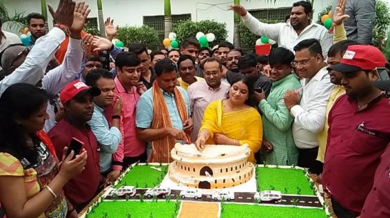 Ramshankar Katheria cutting Parliament-shaped cake on his birthday