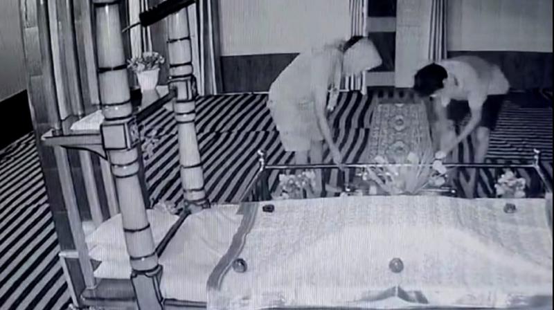 ਸੀਸੀਟੀਵੀ ਕੈਮਰੇ ’ਚ ਚੋਰਾਂ ਦੀ ਕੈਂਦ ਹੋਈ ਤਸਵੀਰ ਸੀਸੀਟੀਵੀ ਕੈਮਰੇ ’ਚ ਚੋਰਾਂ ਦੀ ਕੈਂਦ ਹੋਈ ਤਸਵੀਰ