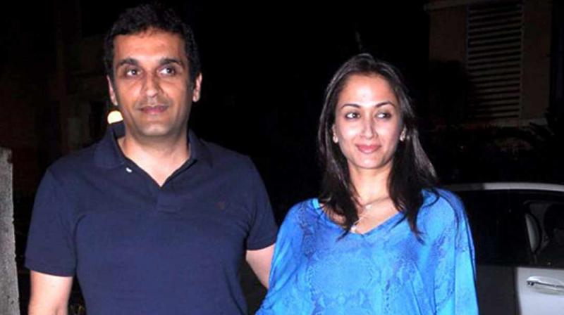 Swades actor Gayatri Joshi and husband Vikas Oberoi meet with car accident Swades actor Gayatri Joshi and husband Vikas Oberoi meet with car accident