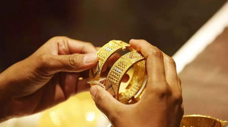 Gold prices fall ahead of festive season