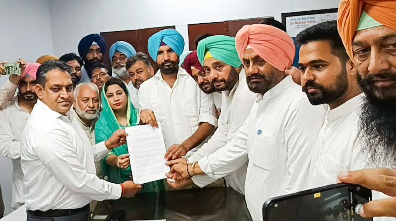 ਰਾਜਾ ਵੜਿੰਗ ਡੀਸੀ ਨੂੰ ਮੰਗ ਪੱਤਰ ਸੌਂਪਦੇ ਹੋਏ ਰਾਜਾ ਵੜਿੰਗ ਡੀਸੀ ਨੂੰ ਮੰਗ ਪੱਤਰ ਸੌਂਪਦੇ ਹੋਏ