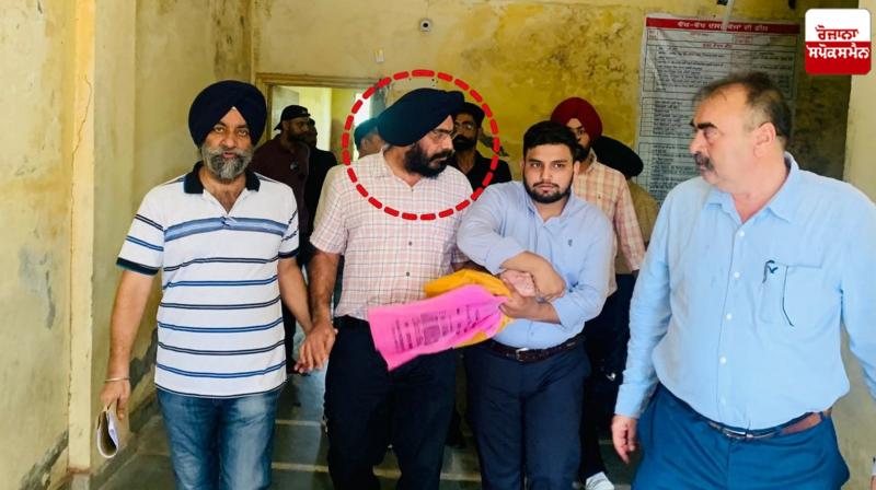 ਵਿਜੀਲੈਂਸ ਟੀਮ ਤਹਿਸੀਲਦਾਰ ਨੂੰ ਕਾਬੂ ਕਰਕੇ ਲਿਜਾਂਦੀ ਹੋਈ ਵਿਜੀਲੈਂਸ ਟੀਮ ਤਹਿਸੀਲਦਾਰ ਨੂੰ ਕਾਬੂ ਕਰਕੇ ਲਿਜਾਂਦੀ ਹੋਈ