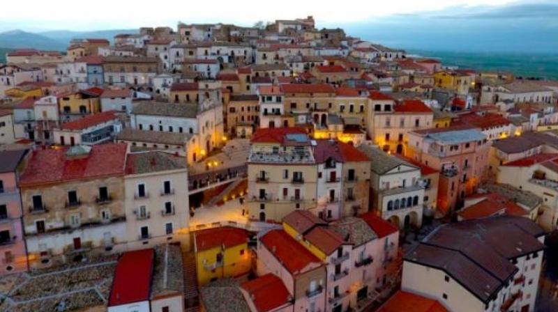Italian village paying people 8 lakh rupees and house to move there Italian village paying people 8 lakh rupees and house to move there