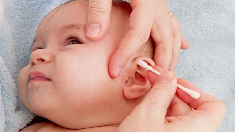 Use these precautions to remove dirt from a child's ear