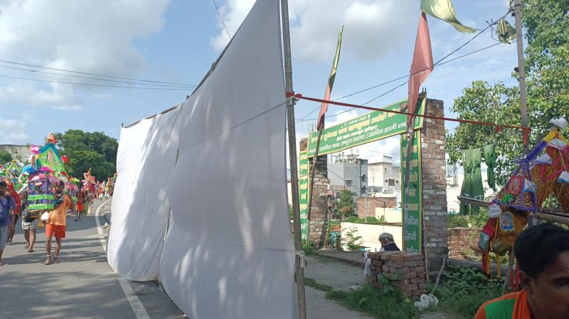 Curtains were put up in front of mosques, shrines on Kanwar Marg in Haridwar Curtains were put up in front of mosques, shrines on Kanwar Marg in Haridwar