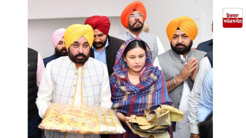 ਹੋਲੇ-ਮਹੱਲੇ ਮੌਕੇ ਤਖ਼ਤ ਸ੍ਰੀ ਕੇਸਗੜ੍ਹ ਸਾਹਿਬ ਵਿਖੇ ਸੀਐਮ ਭਗਵੰਤ ਮਾਨ ਤੇ ਡਾ. ਗੁਰਪ੍ਰੀਤ ਕੌਰ ਹੋਏ ਨਤਮਸਤਕ ਹੋਲੇ-ਮਹੱਲੇ ਮੌਕੇ ਤਖ਼ਤ ਸ੍ਰੀ ਕੇਸਗੜ੍ਹ ਸਾਹਿਬ ਵਿਖੇ ਸੀਐਮ ਭਗਵੰਤ ਮਾਨ ਤੇ ਡਾ. ਗੁਰਪ੍ਰੀਤ ਕੌਰ ਹੋਏ ਨਤਮਸਤਕ