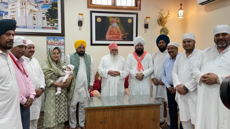 : CM ਭਗਵੰਤ ਮਾਨ ਪਰਿਵਾਰ ਨਾਲ ਪਹੁੰਚੇ ਡੇਰਾ ਸੱਚਖੰਡ ਬੱਲਾਂ : CM ਭਗਵੰਤ ਮਾਨ ਪਰਿਵਾਰ ਨਾਲ ਪਹੁੰਚੇ ਡੇਰਾ ਸੱਚਖੰਡ ਬੱਲਾਂ