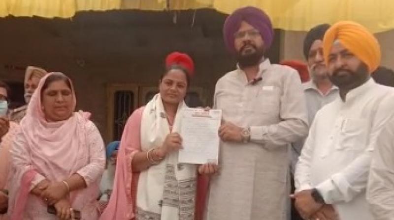 Kuldeep Dhaliwal rose above the party level and honored the Congress sarpanch for starting a campaign against drugs in the village.