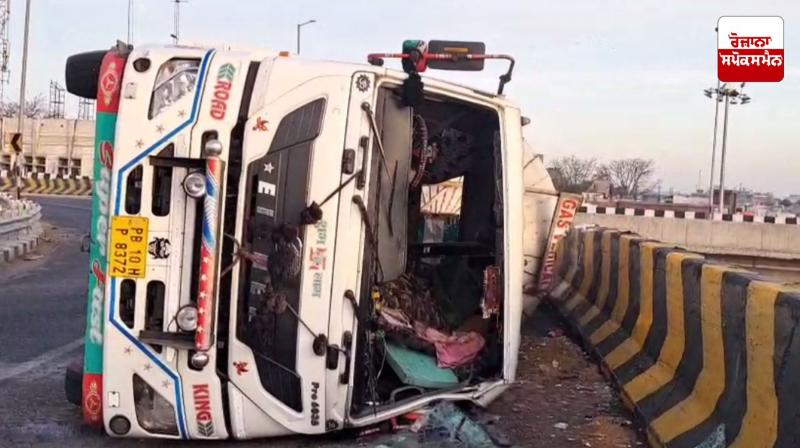 Truck filled with carbon dioxide gas overturns, causing chaos Truck filled with carbon dioxide gas overturns, causing chaos