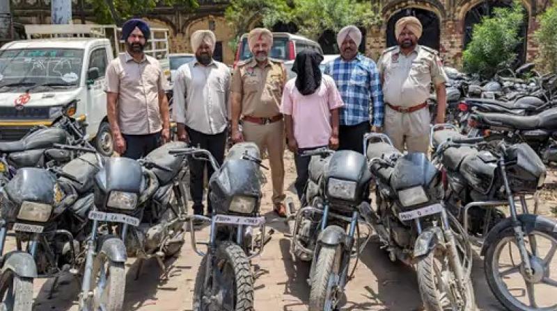 ਸੀ.ਆਈ.ਏ ਸਟਾਫ਼ ਨੇ ਨਾਕਾਬੰਦੀ ਦੌਰਾਨ ਕਾਬੂ ਕੀਤਾ ਚੋਰ ਸੀ.ਆਈ.ਏ ਸਟਾਫ਼ ਨੇ ਨਾਕਾਬੰਦੀ ਦੌਰਾਨ ਕਾਬੂ ਕੀਤਾ ਚੋਰ