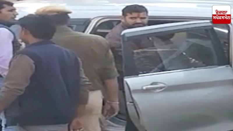 Attack on raiding ACB team: Attempt to rescue bribe-taking doctor and broker in Bharatpur; The police took care of the front Attack on raiding ACB team: Attempt to rescue bribe-taking doctor and broker in Bharatpur; The police took care of the front