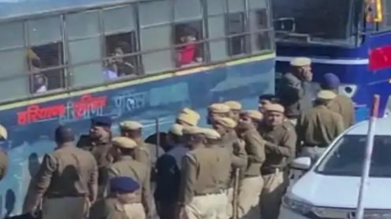 Karnal: MBBS students in custody: Arriving to meet CM in program stopped by police at gate; She was taken to the police station on a bus Karnal: MBBS students in custody: Arriving to meet CM in program stopped by police at gate; She was taken to the police station on a bus