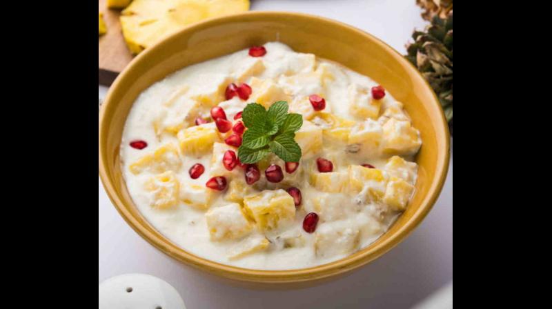 Make fruit raita in the home kitchen Make fruit raita in the home kitchen