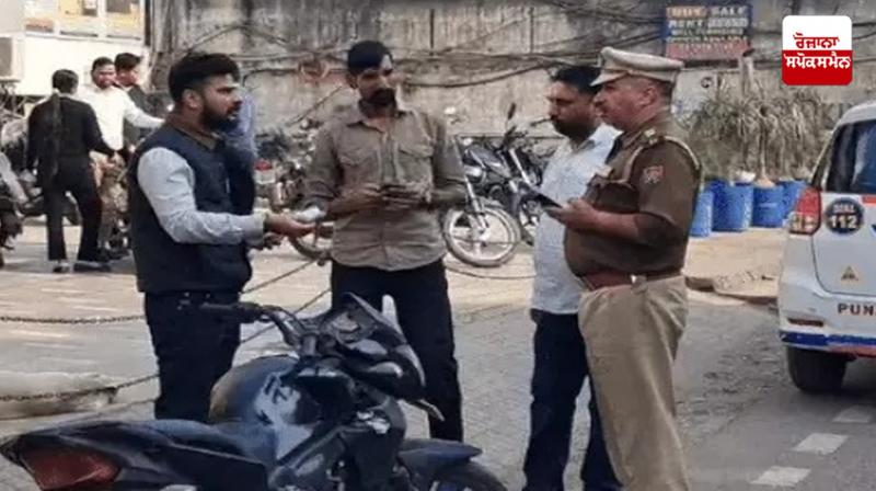 Cash theft of 14 lakhs from the businessman's car in ludhiana News Cash theft of 14 lakhs from the businessman's car in ludhiana News
