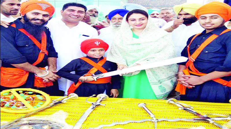 Harsimrat Kaur Badal Giving Gatka To Youth Harsimrat Kaur Badal Giving Gatka To Youth