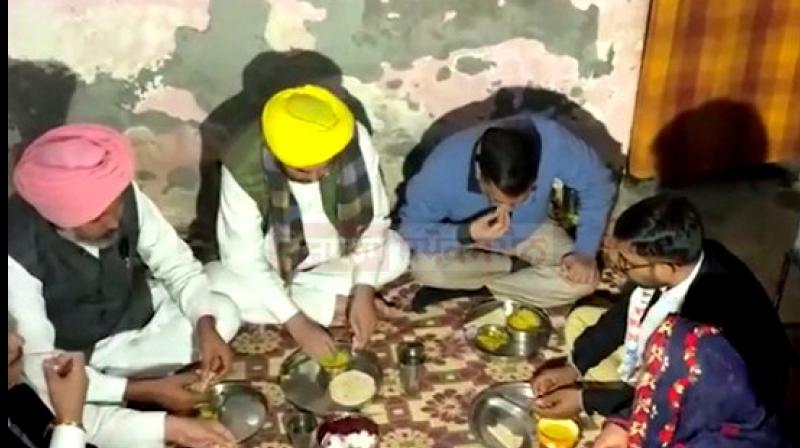CM Kejriwal eats dinner at auto driver's house CM Kejriwal eats dinner at auto driver's house