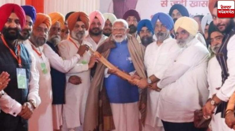PM Modi met the employees of Delhi Committee PM Modi met the employees of Delhi Committee