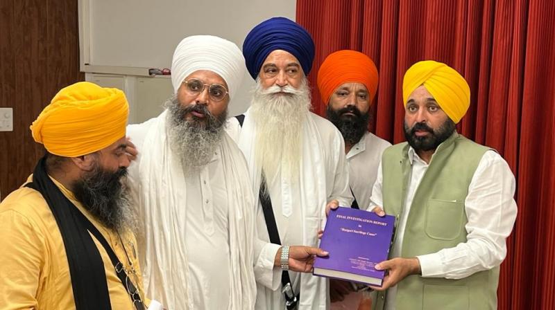 Chief Minister hands over investigation report of Bargari indecency case to Sikh leaders Chief Minister hands over investigation report of Bargari indecency case to Sikh leaders