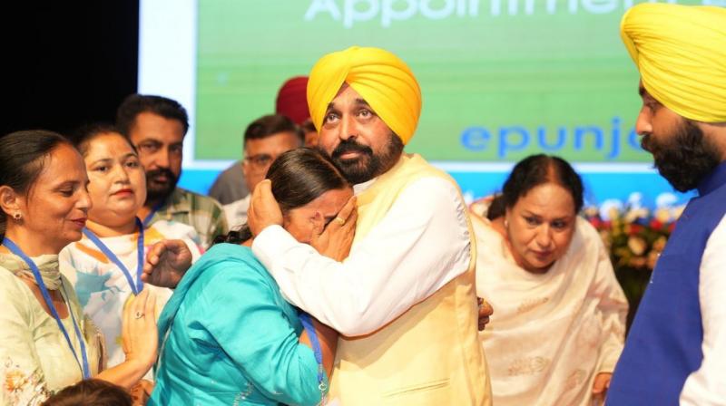 The teacher cried in the arms of Chief Minister Bhagwant Mann